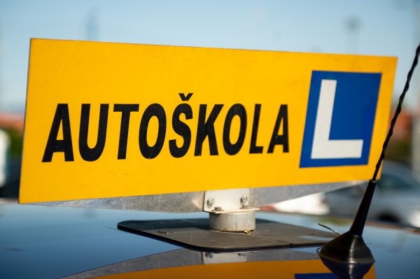 Polaznicu autoškole dirao i slao joj poruke: Umjesto zatvora dobio 660 sati rada za opće dobro