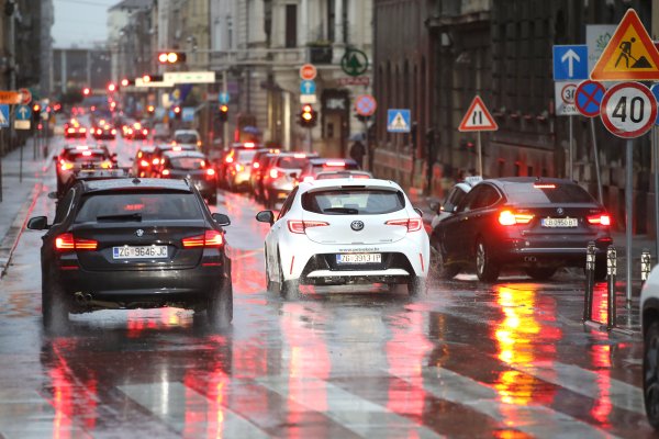 Izgleda bezazleno, ali cesta zbog ovoga može postati skliska poput leda: Vozači ga upravo sada imaju posvuda