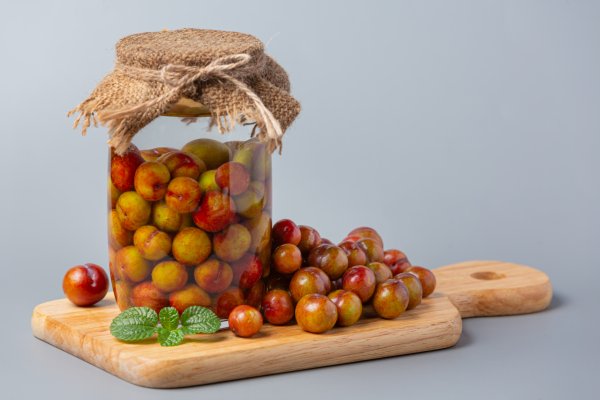 Pikantna pečena varijanta s maslinovim uljem i aromatičnim biljem savršeno se slaže uz domaći kruh i sir