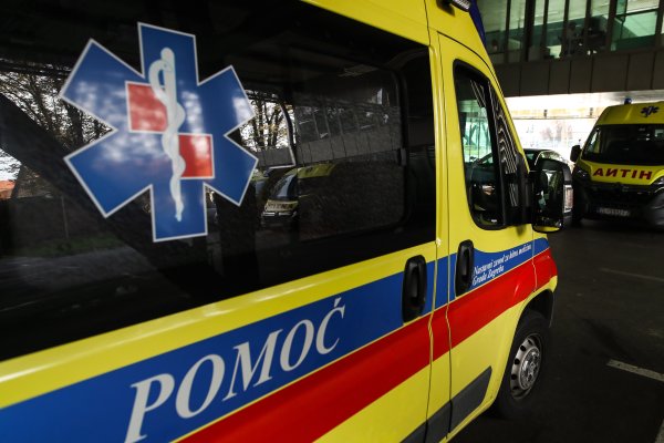 Krš i lom u Zagrebu: Pet osoba ozlijeđeno, automobil se prevrnuo na krov