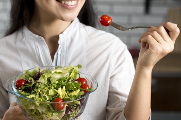 Važnu ulogu ima i prehrana, osobito unos proteina koji pomažu u izgradnji i očuvanju mišića