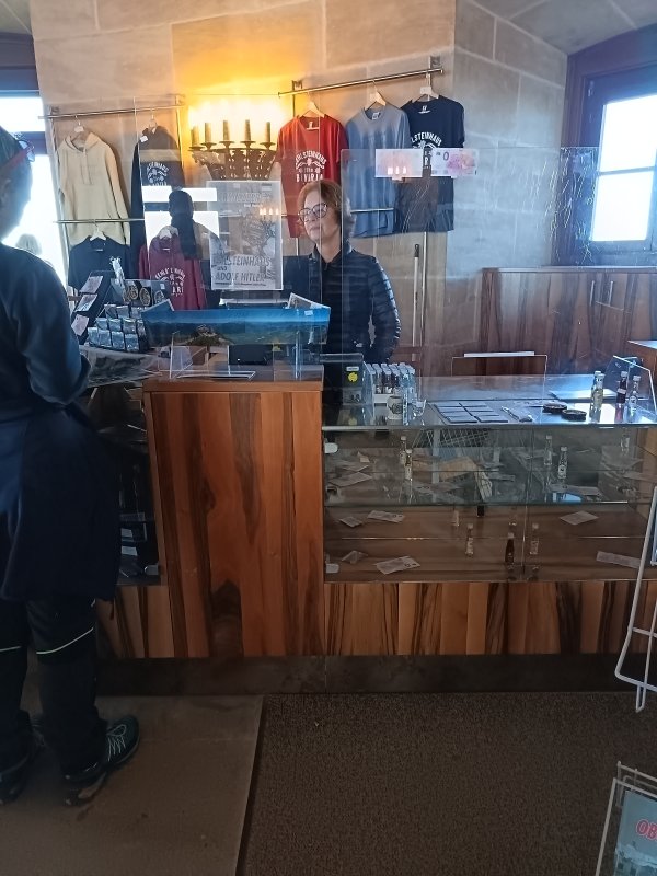 Mala suvenirnica uz restoran: katalozi, majice i bavarski suveniri koje su turisti rado nosili za uspomenu
