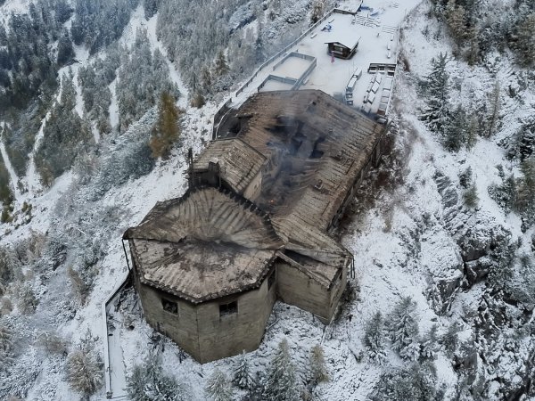 Nove fotografije iz zraka otkrile razmjere štete na Orlovom gnijezdu: Krov se urušio, dim se i dalje širi