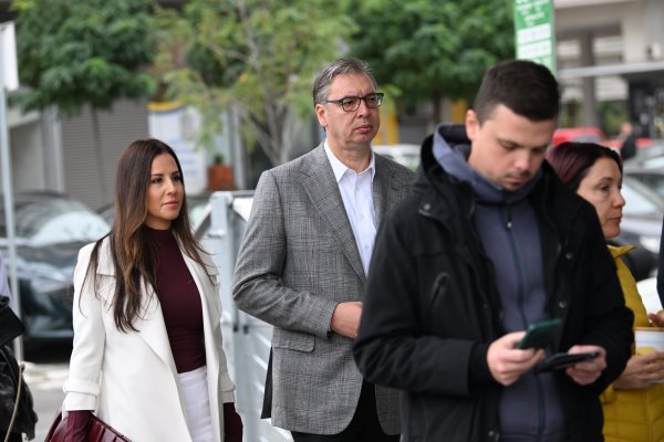 Beograd: Aleksandar Vučić u pratnji supruge glasao na izvanrednim parlamentarnim izborima