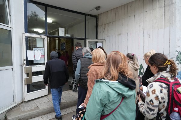 Izborni dan u Srbiji počeo incidentima: Maskirani ljudi upali na biralište, članica odbora dobila šamar
