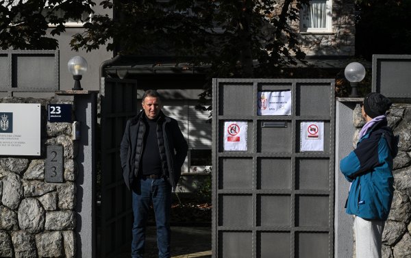 Red za glasanje ispred Veleposlanstva Republike Srbije u Hrvatskoj