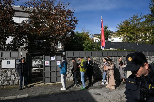 VIDEO Redovi kao nikad prije? Srpska dijaspora satima čeka na glasovanje, gužve i u Zagrebu