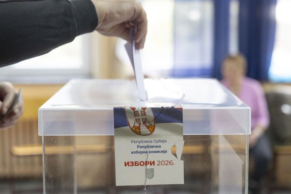 [VIDEO] Napadnuti novinari na biračkom mjestu kod Vranja, gađali ih kamenjem