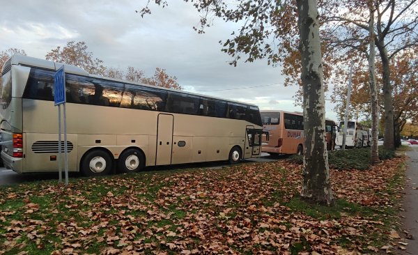 U Novom Pazaru viđeni autobusi Republike Srpske: Uvoze li se glasači u Srbiju?