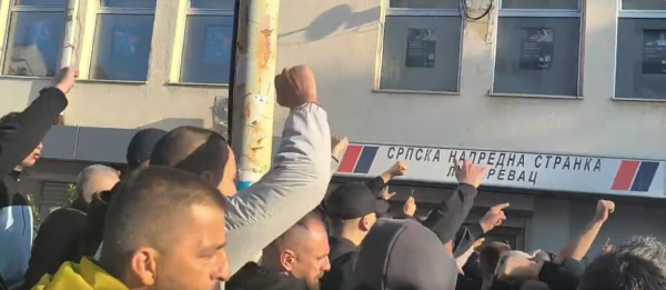 VIDEO Drama u Lazarevcu: Fizički sukob ispred SNS-a, građani okružili stranačke prostorije