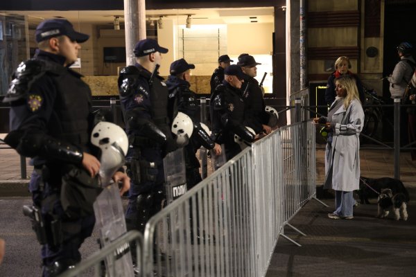 Policija ispred Republičke izborne komisije