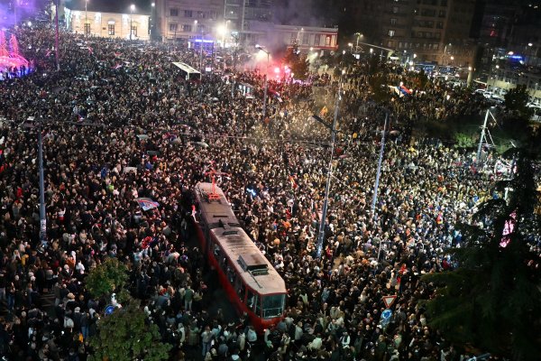 FOTO Impresivni prizori iz Beograda: Tisuće ljudi na ulicama slave Vučićev poraz