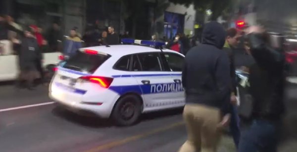 Bijesni građani u Beogradu napali policiju: Pogledajte snimke povlačenja žandarmerije
