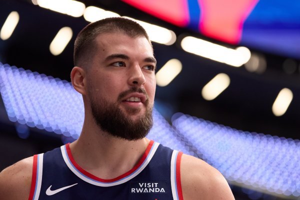 Zubac doživio ružnu ozljedu i napustio dvoranu na štakama: Trener otkrio stanje