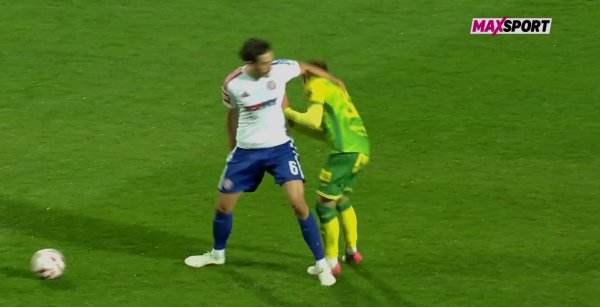 Je li Hajduk u Puli trebao ostati s igračem manje? Pogledajte zašto su igrači Istre burno reagirali