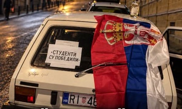 Kultni Yugo, srpska zastava i neobična poruka: Fotografija iz Rijeke obišla regiju