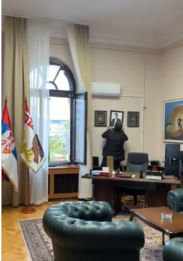 VIDEO Vučićeve fotografije skidaju se sa zidova institucija diljem Srbije: Pogledajte prizore