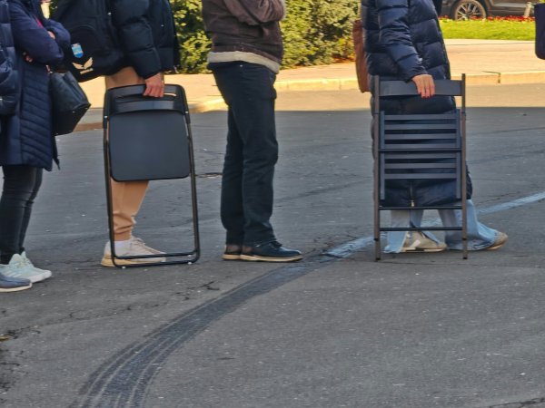 Mnogi su se pripremili za dugo čekanje ponijevši stolice