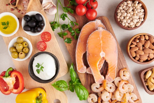 Losos i druge masne ribe među namirnicama su koje prirodno sadrže vitamin D, a ujedno su vrijedan dio uravnotežene prehrane