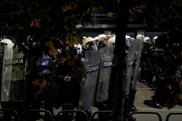 Kordon policije štiti zgradu TV Pink
