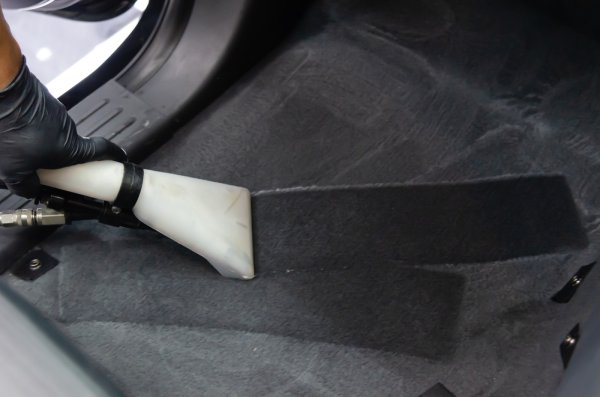 Pronašli ste mokar tepih u autu? Nemojte ga samo osušiti, ovih nekoliko mjesta prvo treba provjeriti