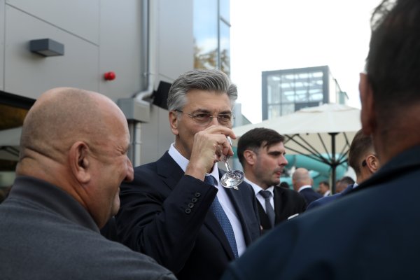 Plenković uživao u obnovljenom lječilištu, a onda se pojavila neugodna poruka
