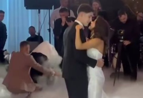 Prvi ples na splitskom piru pretvorio se u pravi show: Pogledajte što se događalo iza leđa mladenaca