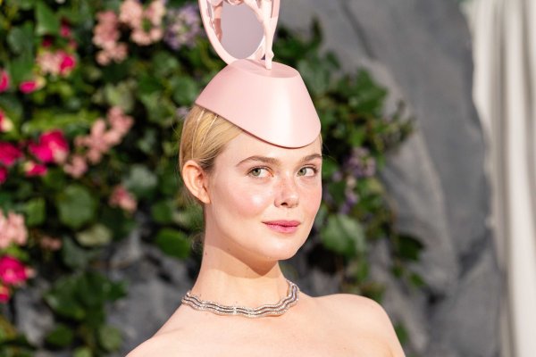 Elle Fanning pojavila se u izdanju koje je teško opisati: Njezin šešir ukrao je svu pozornost