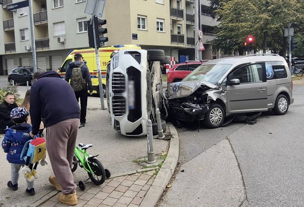 FOTO Težak sudar na zagrebačkoj Knežiji: Automobil završio na boku