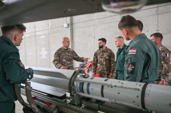 Oružari pored rakete tipa MICA
