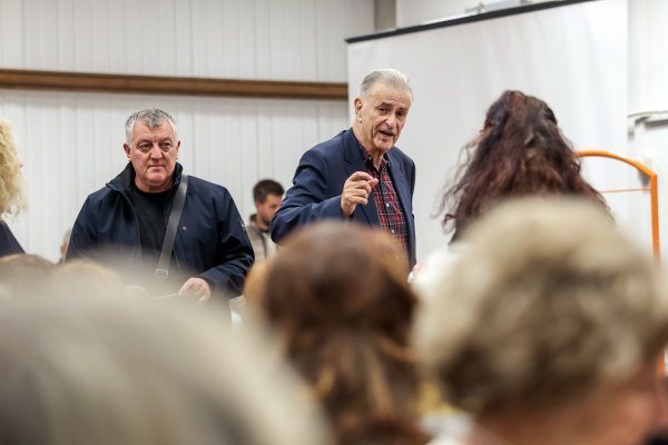 Ljude koje susreće pamti po njihovim rečenicama, inteligenciji, iskustvu i načinu razmišljanja, a ne samo po društvenom položaju ili zanimanju