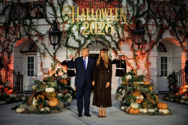 Donald i Melania ugostili tisuće mališana: Dijelili slatkiše, a usred zabave uslijedio spektakl na nebu