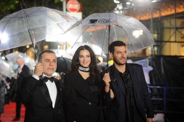 Turski zavodnik iz 'Tajni prošlosti' i supruga Iman očarali Tokio na premijeri filma s Evom Green