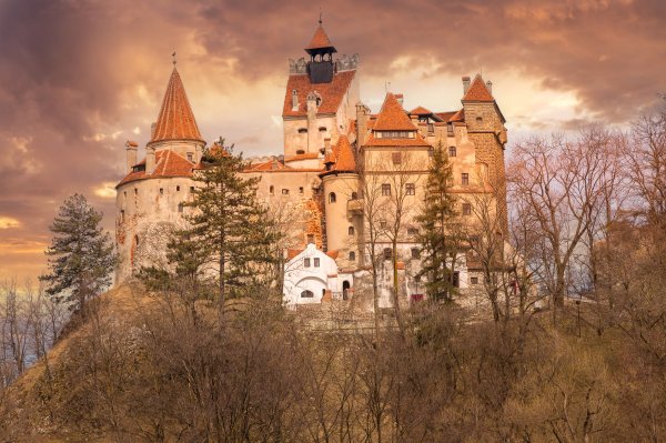 Smješten na strmoj stijeni u Transilvaniji, dvorac Bran neraskidivo je povezan s legendom o grofu Drakuli i jedna je od najpoznatijih gotičkih atrakcija Europe
