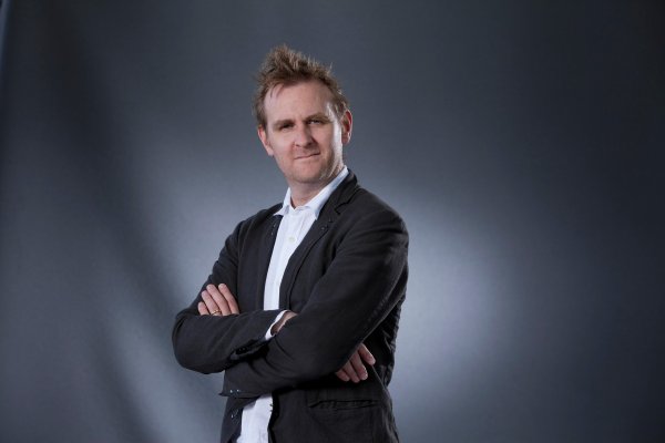 Nick Harkaway, i sam pisac, nakon očeve smrti preuzeo je lik legendarnog Georgea Smileyja i objavio roman 'Karlin izbor', petparačko kiosk-štivo odjeveno u kostim velike književnosti