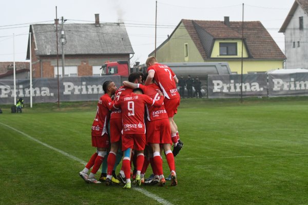 Nikada nisu igrali SHNL, a sada su na oproštaju od kultnog stadiona preuzeli vrh