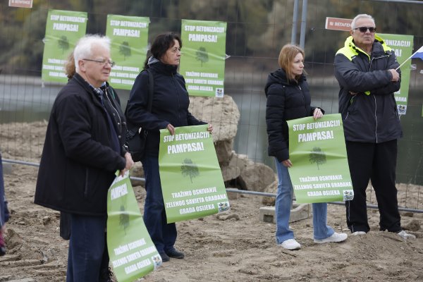 Građanska inicijativa 'Za zeleni Pampas' organizirala je prosvjed u Osijeku