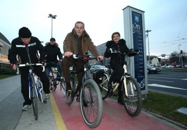 Milan Bandić sa suradnicima krenuo je na posao biciklom (1)