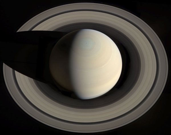 Saturn odozgo