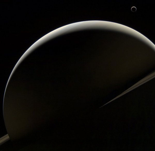 Na snimci se u gornjem desnom uglu iznad Saturna vidi Titan.