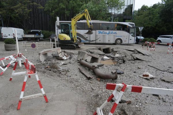 Puknuće cijevi vrelovoda ispred hotela Westin