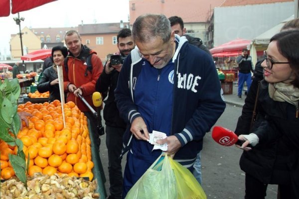 Zagreb, Milan Bandić rođendansko jutro započeo kupnjom namirnica na Dolcu