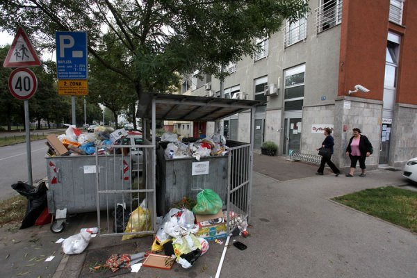 Zbog smanjenog odvoza smeća, kontenjeri po Zagrebu su pretrpani  (1)