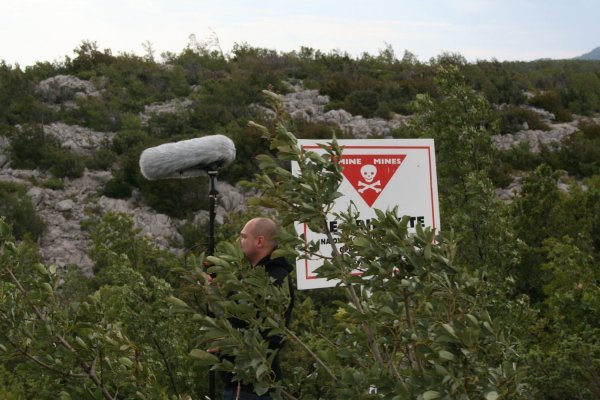 Između tišina - Modirći Kolektiv Skroz