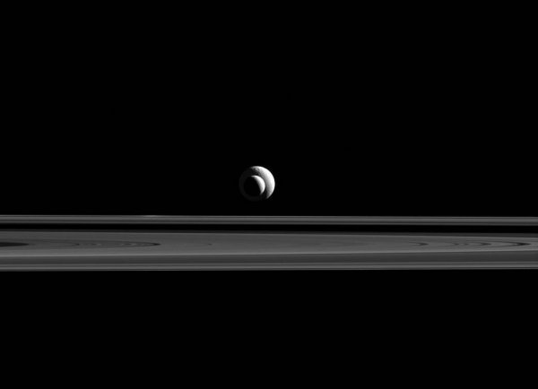 Mjeseci Enkelad i Tetis gotovo savršeno poziraju za Cassini