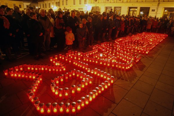 Ispred Gradske vijećnice u Varaždinu obilježen je Dan sjećanja na žrtvu Vukovara (3)