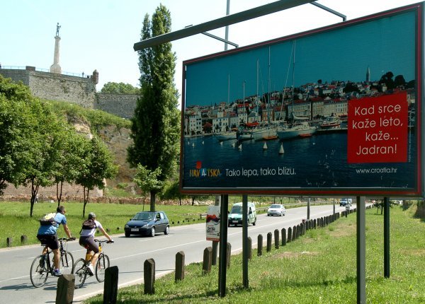 Jumbo plakati Hrvatske turističke zajednice podno beogradskog Kalemegdana