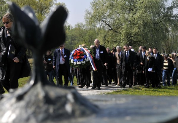 Jasenovac logoraši polažu vijenac