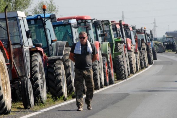 Nezadovoljni seljaci blokiraju ceste