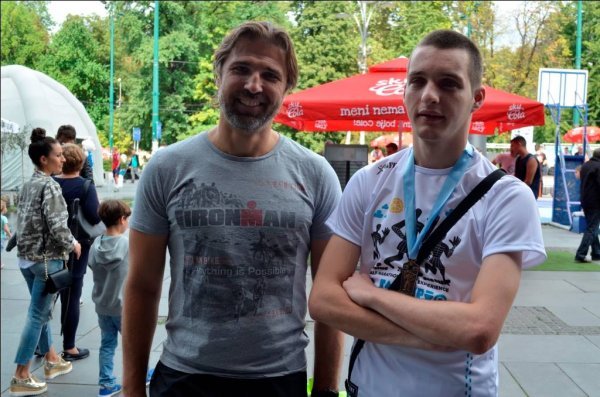 Tomislav i Mustafa: njihov zajednički prolazak kroz cilj spada u jedne od najdirljivijih i najljepših kadrova s natjecanja na kojem je nastupilo 1.100 trkača  
